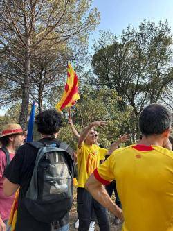 Un grup de persones entre les quals hi havia el portaveu de la Coordinadora Antimonàrquica de les Comarques Gironines Quim Tell (detingut fa un mes davant de la seu de la Fundación a Girona)  han creuat l'autovia A-2.