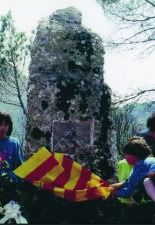 Monòlit en la memòria de Josep Griñó i l'Albert Ibañeza al coll-mirador de les Espases, a Olesa de Montserrat.