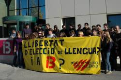 Lentitat juvenil ha reunit més de mig centenar de joves que han protestat pacíficament sota el lema: Llibertat delecció de llengua? I a IB3? 