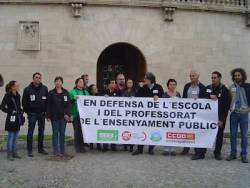 Els sindicats  lliuren a Bauzá un manifest a favor de lescola pública