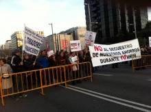 Centenars de persones colapcen la Diagonal en protesta contra les entitats financeres