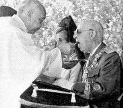 El dictador Franco rebent el cos de Crist