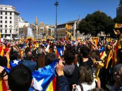 Centenars de persones han participat a la flashmob per la independència