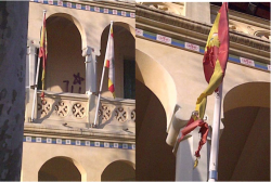 Estat en què va quedar la bandera espanyola de Begues després de ser cremada