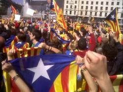Centenars de persones han participat a la flashmob per la independència