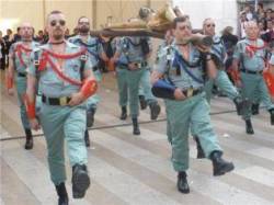 Legionaris desfilant marcialment a Badia del Vallès