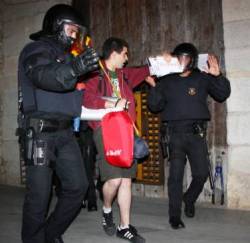 El portaveu del SEPC a Girona, Jordi Alemany, sortint de l'edifici