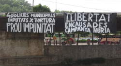 Durant les darreres setmanes s'han realitzat mostres de solidaritat a Girona, com les pancartes penjades al pont del tren