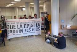 Acció indignada a l'interior de la seu de La Caixa, a Girona