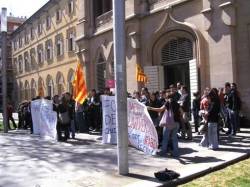 Concentració a les portes del rectorat de la UdL  (26.3.2012)