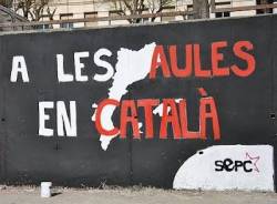 Mural a favor de l'escola en català