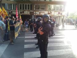 Mossos d'esquadra retenint els manifestants a Girona