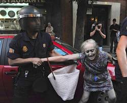 Intervenció policial violenta contra una anciana a Madrid, fa  pocs dies