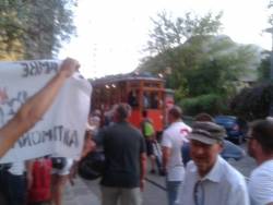 Protestes a Sóller en la visita de Felip de Borbó; davant del tramvia. FOTO: contrainfo.cat