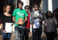 Joves de Mallorca per la Llengua abans de lliurar la carta i el diccionari al Conseller d'Educació