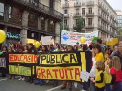 Milers de persones a Barcelona per l'ensenyament públic. FOTO: USTEC