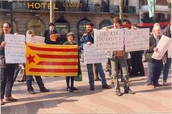 En Ramon Rocabayera, en una fotografia el 1996 a les Rambles de Barcelona, reclamant la llibertat dels presos independentistes