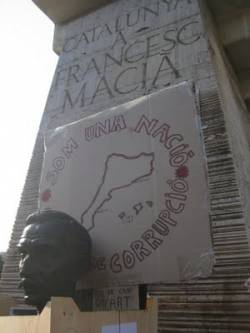El monument a Macià també va servir d'espai de protestes dels indignats durant el maig del 2011, que van tenir poca consideració per l'obra artística