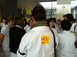 Treballadors de l'Hospital de Sant Pau organitzant la tancada ara fa 36 dies