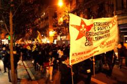 Gairebé 300 persones es manifesten a Gràcia en contra del desallotjament