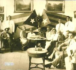 Imatge dels participants en la confecció de la Constitució de l'Havana, amb Macià al capdavant