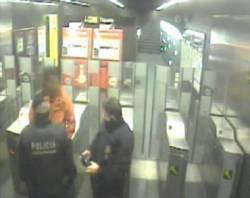 Agents de la BRIMO aborden una persona al Metro de Barcelona; moment abans que els policies portessin el detingut lluny del camp de visió de les càmeres