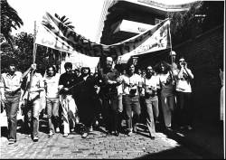 Imatge d'una mobilització de la Marxa per la Llibertat, amb Xirinacs al capdavant