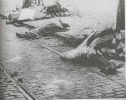 Defensors de la República, morts al carrer el 19 de juliol de 1936; un d'ells cobert amb la senyera
