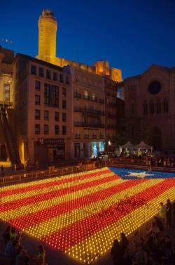 Encesa de l'estelada amb espelmes a Lleida, Sant Jordi 2013