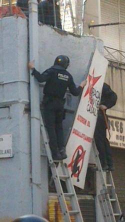 La policia autonòmica desallotja el Casal Popular de Gràcia: despengen una pancarta amb el logo del Casal Popular