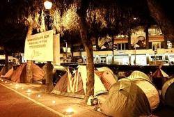 Acampada dels treballadors de Catalunya Ràdio contra les retallades: tendes davant l'emissora FOTO: ElPunt
