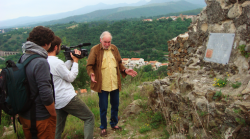 Pere Iu Baron a Rià en un moment de la filmació del documental "Llavors de llibertat" del qual se n'han extret imatges al vídeo "Val la pena intentar-ho!"