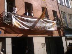 Façana de la Casa de la Generalitat a Perpinyà on han penjat la pancarta reivindicativa