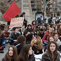 Protesta contra les retallades en l'ensenyament a Barcelona. Font: COS