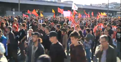 Milers de persones va aplegar la manifestació anticapitalista des del seu inici a la plaça dels Països Catalans