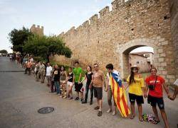 La Cadena Humana envolta la muralla de Montblanc 20.07.2013