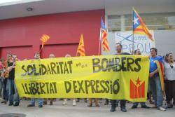Concentració en suport als bombers de Mataró