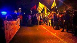 Unes 80 persones van realitzar un escarni ahir al vespre  davant la casa de l'expresident de CatalunyaCaixa Narcís Serra. Foto: Sant Cugat TV