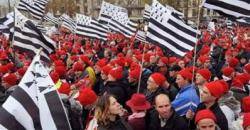 Els manifestants bretons porten gorres vermelles