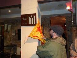 Pere Lecha descobreix la placa de l'Espai Toni Lecha  i Berges en un indret del Casal Independentista "El Forn" de Girona