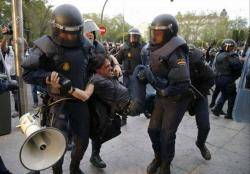 Detenció dels antiavalots d'una manifestant amb megàfon a Madrid