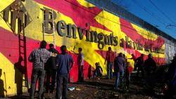 Un centenar de veïns van reparar el mural independentista de Cardedeu