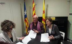 La presidenta de l?ANC, Carme Forcadell, i el president de l?entitat veïnal, Josep Lluís Rabell, signen un conveni de cooperació