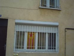 Estelada penjada a la finestra de la casa d'Alain Vidal prop de Marsella