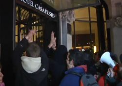 Els manifestants ocupen l'hotel Casa Fuster