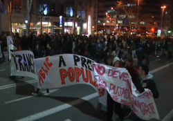 Centenars de manifestants tallen el passeig de Gràcia