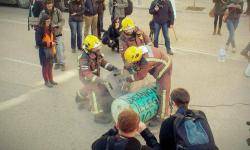 Dues activistes contràries a la MAT shan encadenat el braç dins uns bidons plens de ciment davant de la subdelegació del govern espanyol a Girona 
