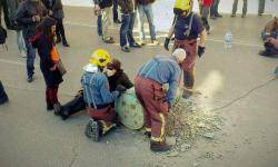 Dues activistes contràries a la MAT shan encadenat el braç dins uns bidons plens de ciment davant de la subdelegació del govern espanyol a Girona 