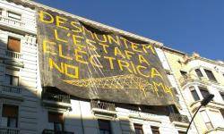  Sha desplegat en un edifici proper a la subdelegació del govern espanyol a Girona una pancarta