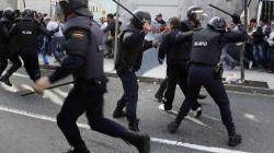 Ahir una concentració dalcaldes i regidors  contra la pujada del cànon de les escombraries  davant del Parlament gallec va  acabar amb enfrontaments entre els manifestants i la policia